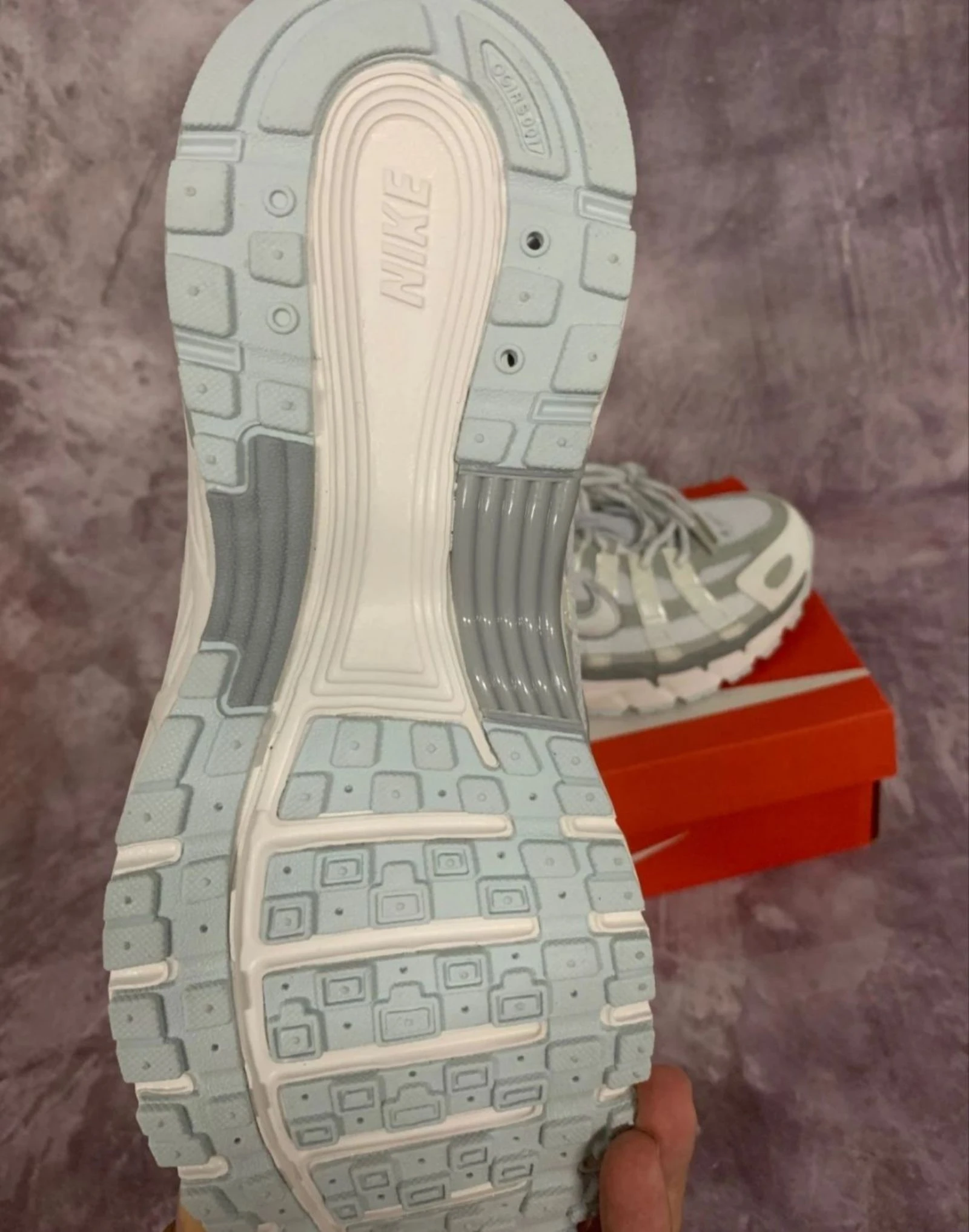 Nike P-6000 Gris/Blanc – Taille 42 – photo 4